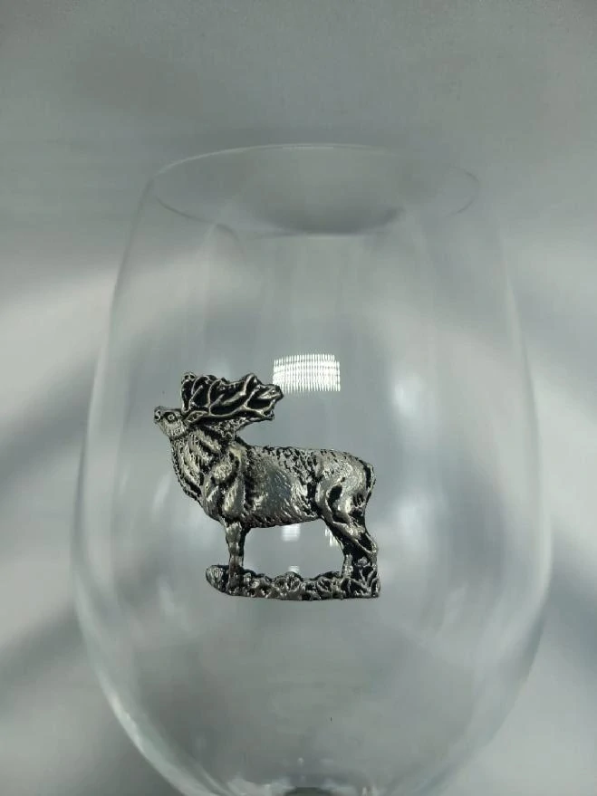 Sklenice na víno s kovovou plaketou JELEN *